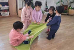 친구랑 이불썰매 끌기