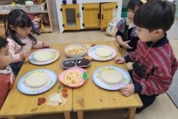 과자로 친구얼굴만들기