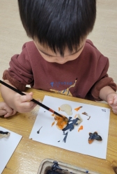 밀가루로 모양찍어 물감으로 칠하기