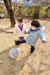12월1주(바깥놀이-얼음땡놀이,축구공,흙놀이)