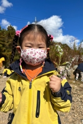 10월4주(바깥놀이-자연물이대롱대롱,국화꽃물주기)