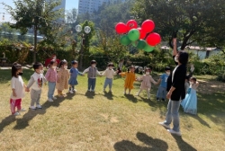 9월4주) 허수아비 관찰, 풍선에 가족사진 붙여 놀이했어요.
