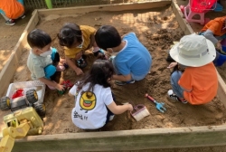 8월주(바깥놀이-모래로자동차길만들기,자동차바퀴가데굴데굴)