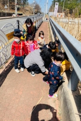 3월5주) 숲놀이터,모래놀이,자전거타기,산책(산책하며 쑥을 뜯어보았어요.)