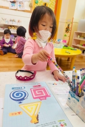 3월5주) 쎄쎄교구(공 주고받기, 케이크), 미술놀이(나무에 물감으로 손 도장찍기)