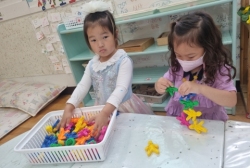 실내놀이-씽커토이로 다양한 모양 만들어보기