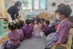 원어민수업-'five little monkeys'/영어-a,b,c/뮤지컬-폴짝폴짝개골이