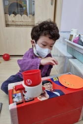 4월 4주- 크기가 다른 상자를 옮기고 쌓기 놀이해요^^
