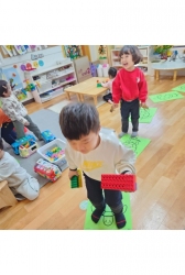 12월1주) 실내놀이 - 거북이매트에서놀이하기, 겨울용품탐색하기, 털실뭉치로장갑꾸미기,