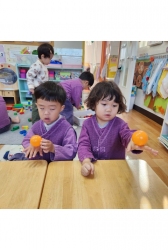 11월4주) 우아행교구 - 던지기판 놀이( 공을 손바닥, 손등에 올려 떨어트리지 않기)