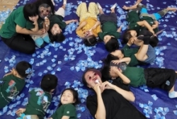 8월5주(대체활동-꽃잎놀이,엄마,아빠되어 아기업고 시장놀이)