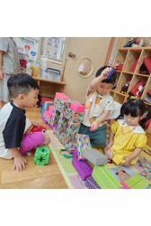 8월3주(실내놀이-감정점핑인형으로소꿉놀이,무지개막대리본놀이,블록자동차길만들어우리집찾기놀이)