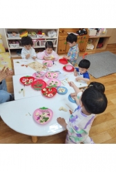 4월3주(실내놀이-조물조물반죽놀이,분홍놀이,실내에서걸어다니기구분판놀이)