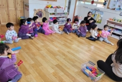 3월4주) 씽씽뮤직 - 나비가 되어 꽃을 찾으러 가요. 악기연주도 했어요.