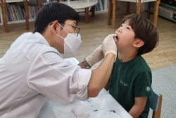 6월3주: 보건소에서 나오셔서  불소도포를 해주셨어요