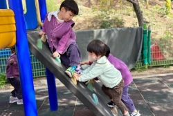 4월2주 (실외활동-허브 관찰하고 향기 맡아보기, 딸기 꽃 관찰, 실외놀이터)