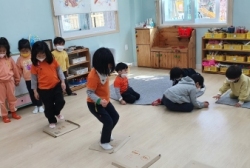3월1주-친구와 함께 종이박스 징검다리놀이