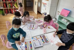 3월 4주 실내놀이 (자유놀이, 개나리 관찰과 그리기, 우리 원에 오는 길)