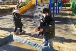 11월5주놀이활동:친구들과 배추를 수학하고 나르기도하고 무를 썰어 깍두기를 담그었어요