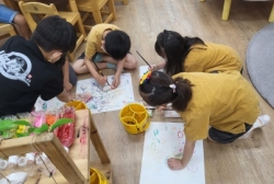 8월3.4주놀이활동:호기심놀이터에 물레방아돌려보기와 나무에 있는 매미유충껍질 찾아보기