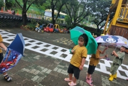 6월4주-행복해지는 산책(비 오는날: 우산속에 꼭꼭 숨기)
