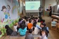 4월3주놀이활동:딸기묘종에 물주기&보건선생님과 구강교육