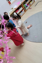 습자지로 확장놀이해요