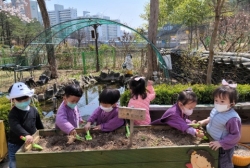 흙도 고르고 물도줘요