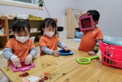 색깔모양북으로 교실을 둘러보고 관찰해보아요