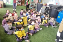 4월4주 (딸기체험-딸기 성장과정, 딸기 수확방법, 직접 수확하고 맛보기)
