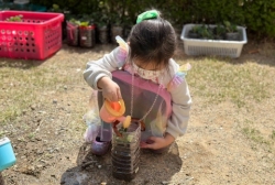 3월5주 (딸기모종심기, 숲체험 및 쑥 찾아보고 따본 후 탐색하기, 감자심기, 어린이집 주