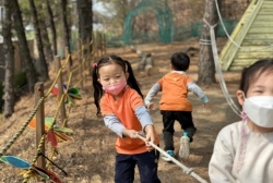 3월 1주,2주 (숲체험 및 숲놀이터 - 숲놀이터 탐색하기, 숲 놀이터에서 놀이하기)