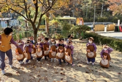 11월2주) 캥커루놀이, 유모차태워주기, 낙엽비 놀이, 흙놀이, 동물 썰매태워주기