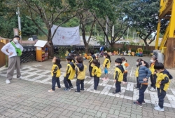 9,10월 숲놀이-자연물로 한글꾸미기/자연물 구체화그리기/가을 열매 관찰하기