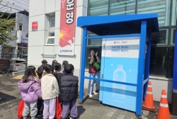 4월3주:지마품 활동으로 동부동행정복지센터에 유우팩과 폐건전지를 드리고 새 건전지와 화장지