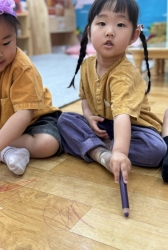 요술색연필로 그림을 그려요