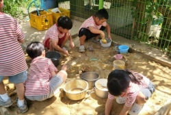 8월4주놀이:모래성쌓기,,물길만들기,여름곤충잡기,스펀지로 물날으기