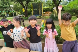 9우러3주  실외놀이 자리공열매그림그리기
